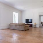 Lichte woonkamer met een nieuwe plak pvc vloer in houtlook