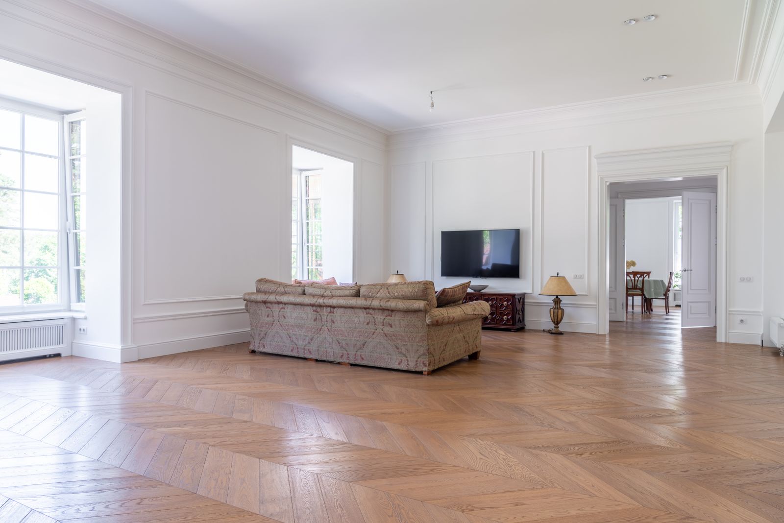 Lichte woonkamer met een nieuwe plak pvc vloer in houtlook